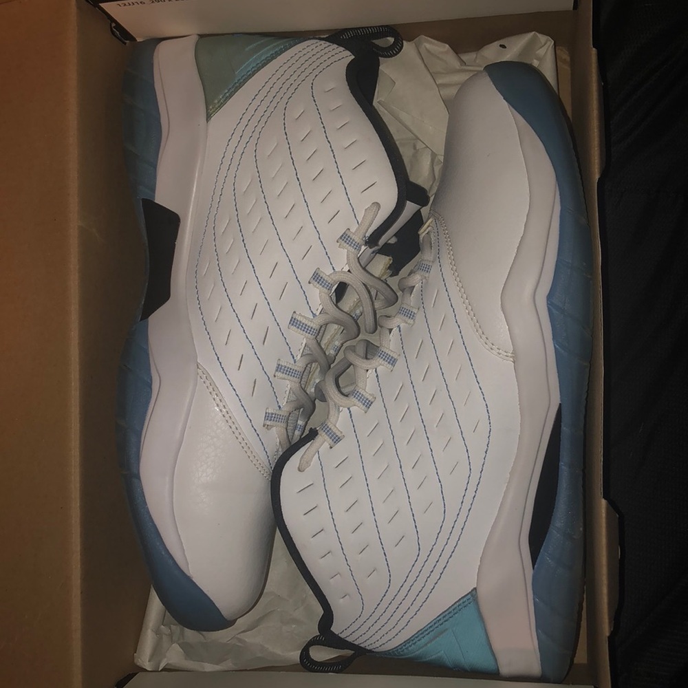 Jordan velocity sneakers